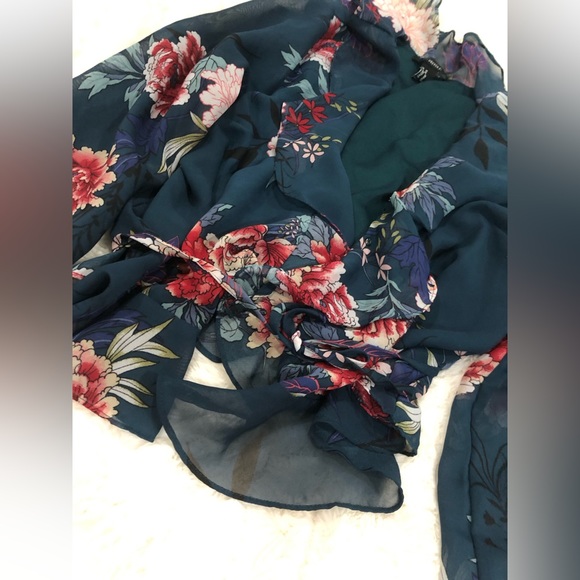 Floral crop top with sheer sleeves; button for front closure, ruffle trim bottom - Picture 4 of 9